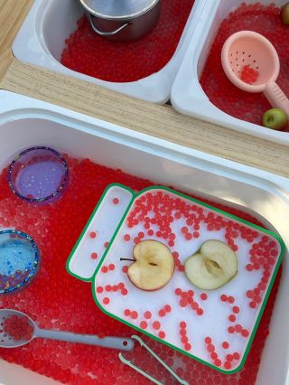 🍎🍏Jabličkové smyslohraní Děti si při této aktivitě rozvíjejí jemnou motoriku, hmatové vnímání a kreativitu, a přitom se...